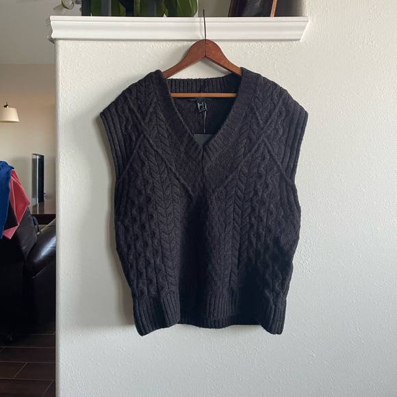 Forever 21 Sweaters - NWT Forever 21 Preppy Knit Argyle Sweater Vest